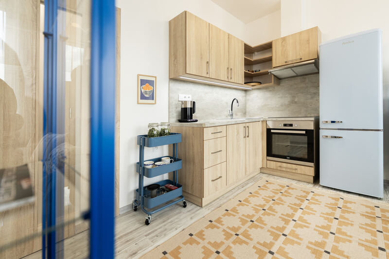 Kuchyňský kout apartmánu s kávovarem a rychlovarnou konvicí
