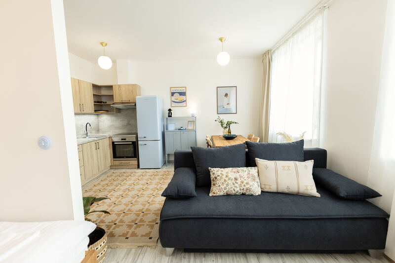 Prosvětlená obývací část s průhledem do kuchyňského koutu, apartmán ve Žďáře nad Sázavou