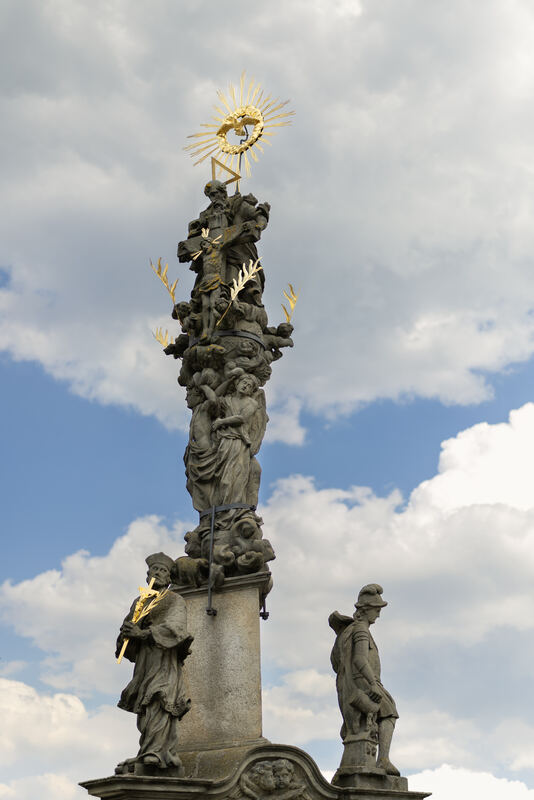 Barokní mariánský sloup na náměstí Republiky ve Žďáře nad Sázavou