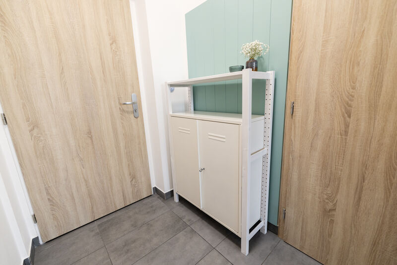 Úložná skříňka ve vstupní chodbě apartmánu